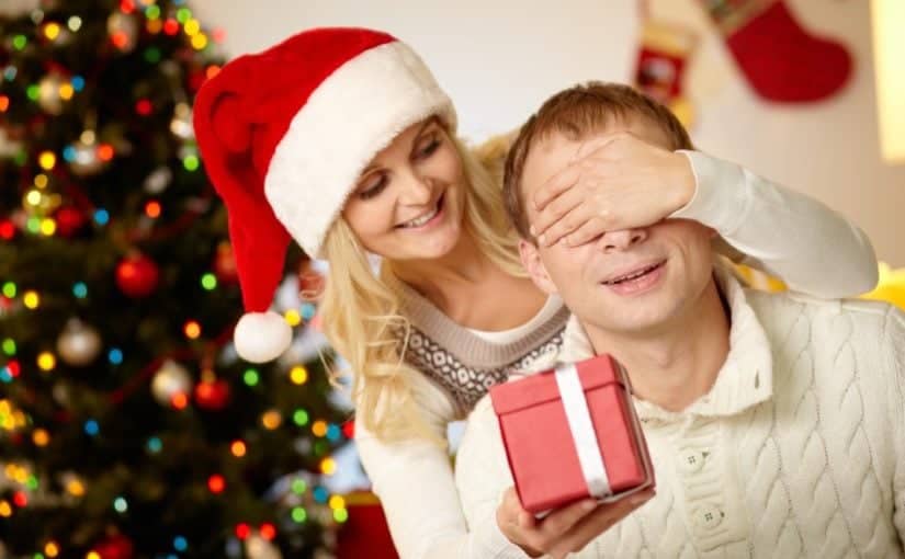 Mand der får en julegave af sin kone